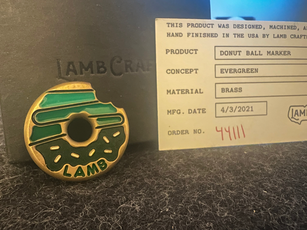 Marqueur de boule en laiton Tyson Lamb Evergreen Donut Masters 2021