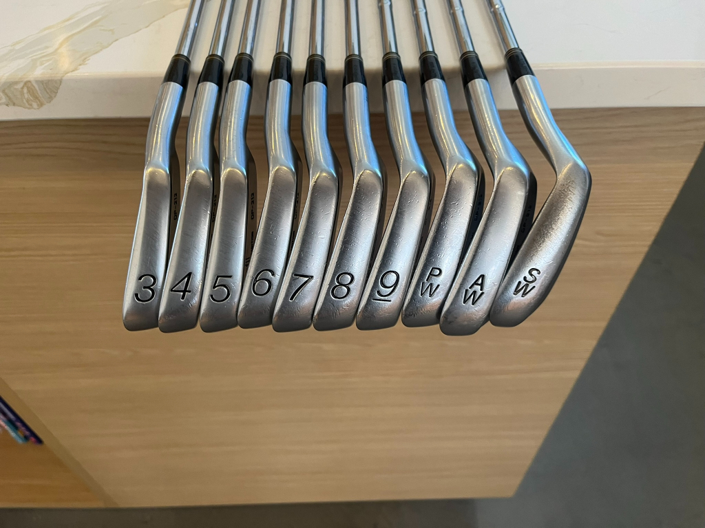 8x clubs de golf MacGregor et Wilson Femme. Bois et Fers. Droitier - Sport & Plein air